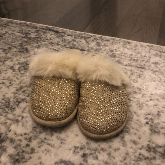 Fluffy Cozy Studded House Slippers Size 8 - Picture 4 of 5